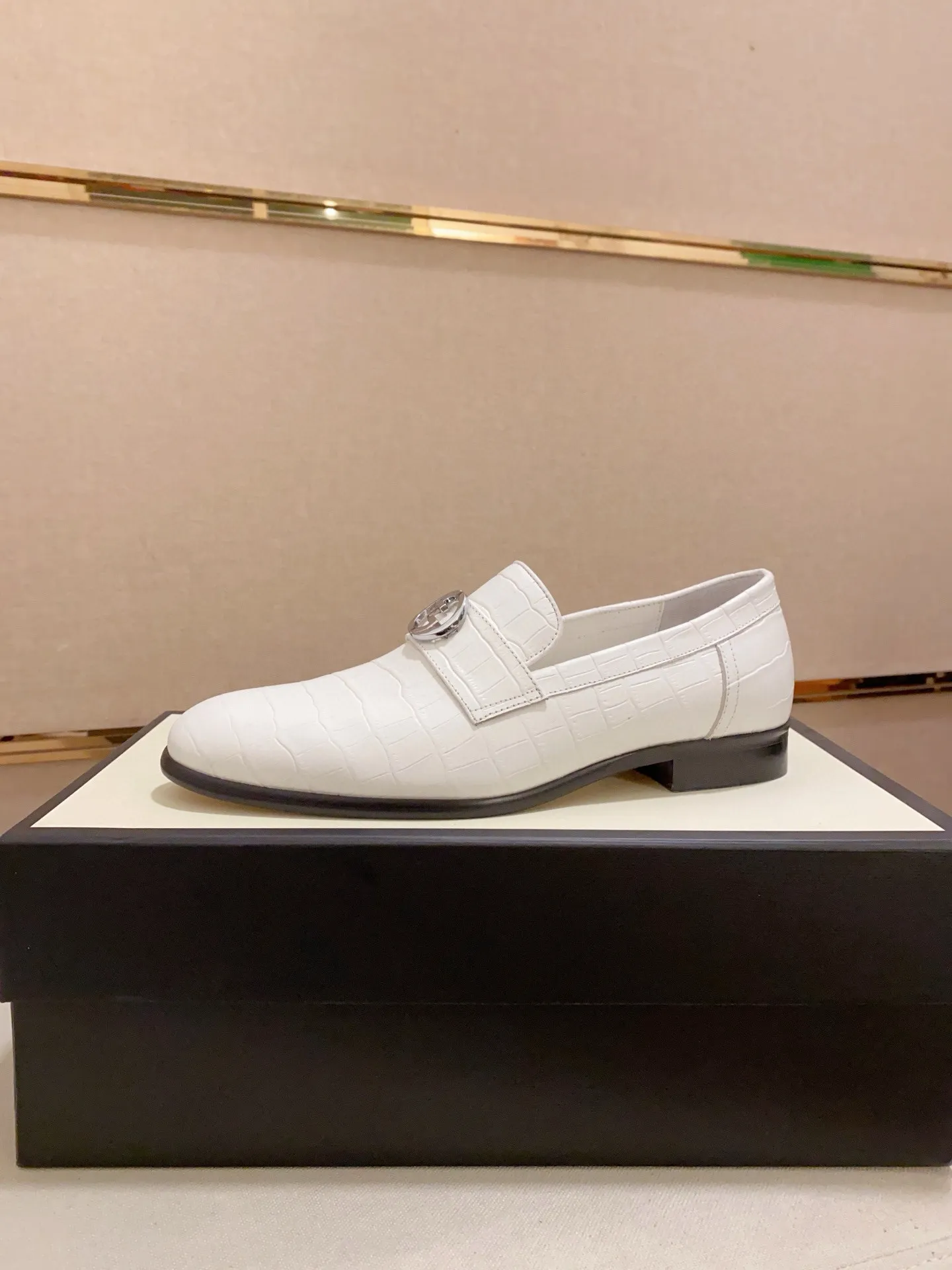 Men's shoes 💰: 520💰 (GUCCI) new series ss hot new products 💢 💠 Casual leather shoes 👞, first layer of cowhide, upper hardware buckles and logo on the sides of the shoe, brand logo on the insole and sole 💠 💎Upper: 100% cowhide 💎Inner: cowhide/100% 💎Feet: cowhide/100% 💎Sole: rubber/100% 💎SIZE: 38 39 40 41 42 43 44 Can be customized 45